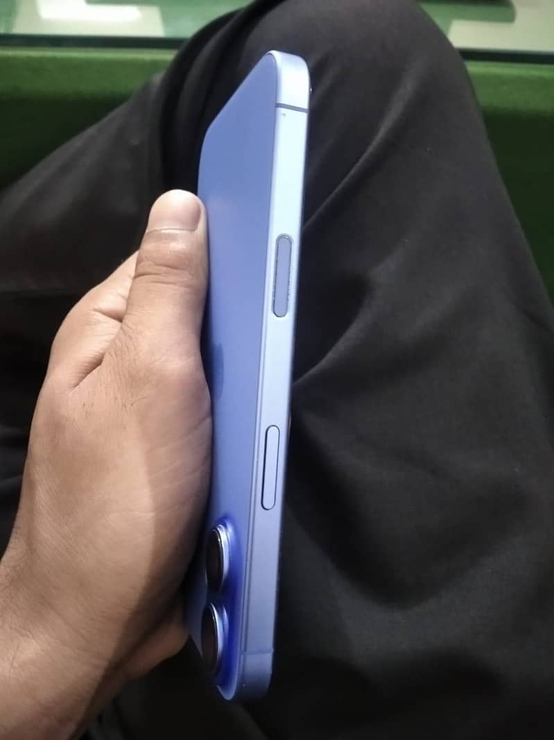 Apple iPhone 16 2
