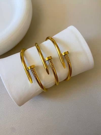 Nail handcuffs