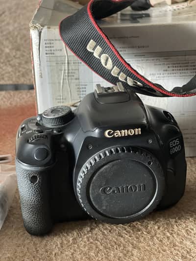 Canon EOS 600D ( EF-S 18 - 250 IS II Kit )