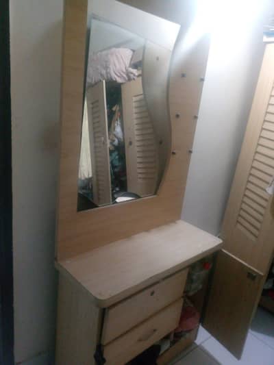 mirror kuch jaga seh tuti hy or lock nahi hy