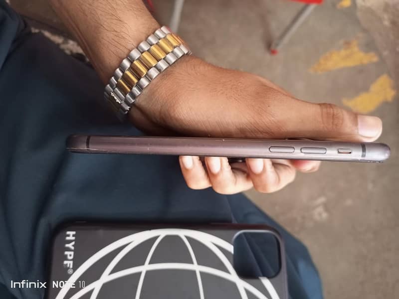 Apple iPhone 11 3