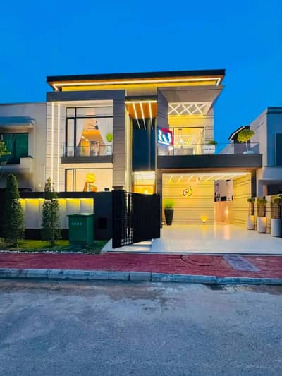 10 Marla Luxury House is Available for Rent in Bahria Town Lahore