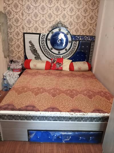 bed and wardobes