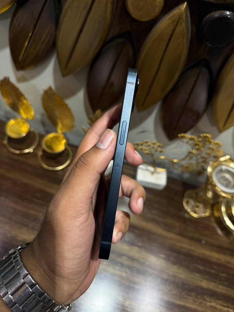 iPhone 13 4