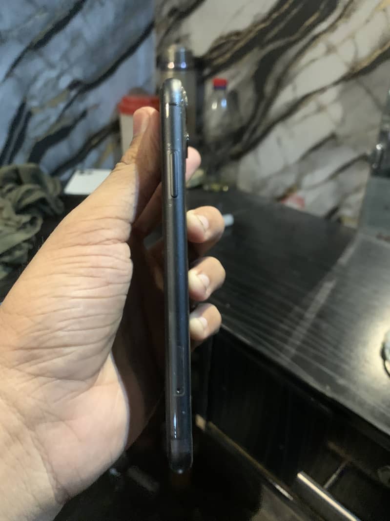 iPhone 11 4