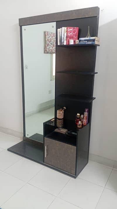 habbit novak dressing table