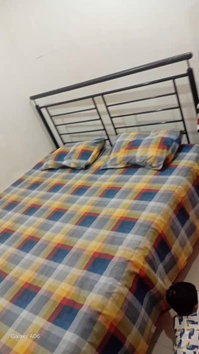 Rod iron solid bed
