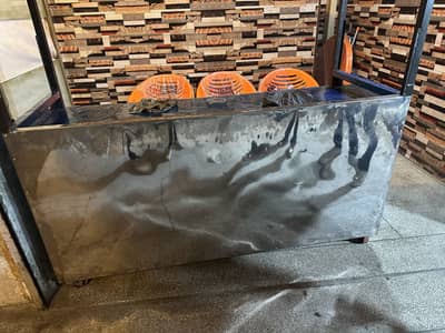 Food preparation counter for restaurant