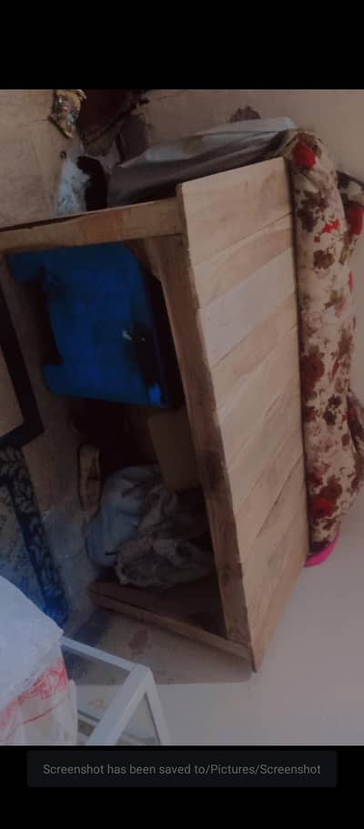 TAKHT POSH HAI OK CONDITION LOOKING LIKE NEW