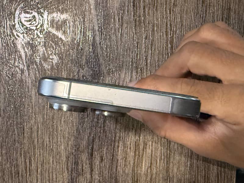 Apple iPhone 16 Pro 2