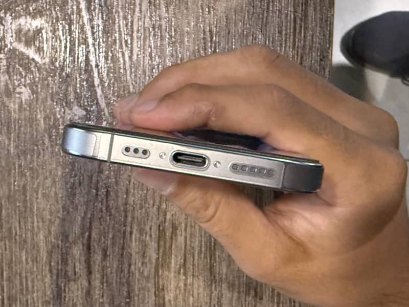 Apple iPhone 16 Pro 3