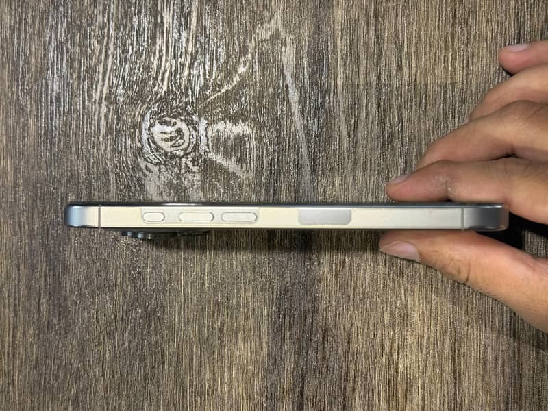 Apple iPhone 16 Pro 4