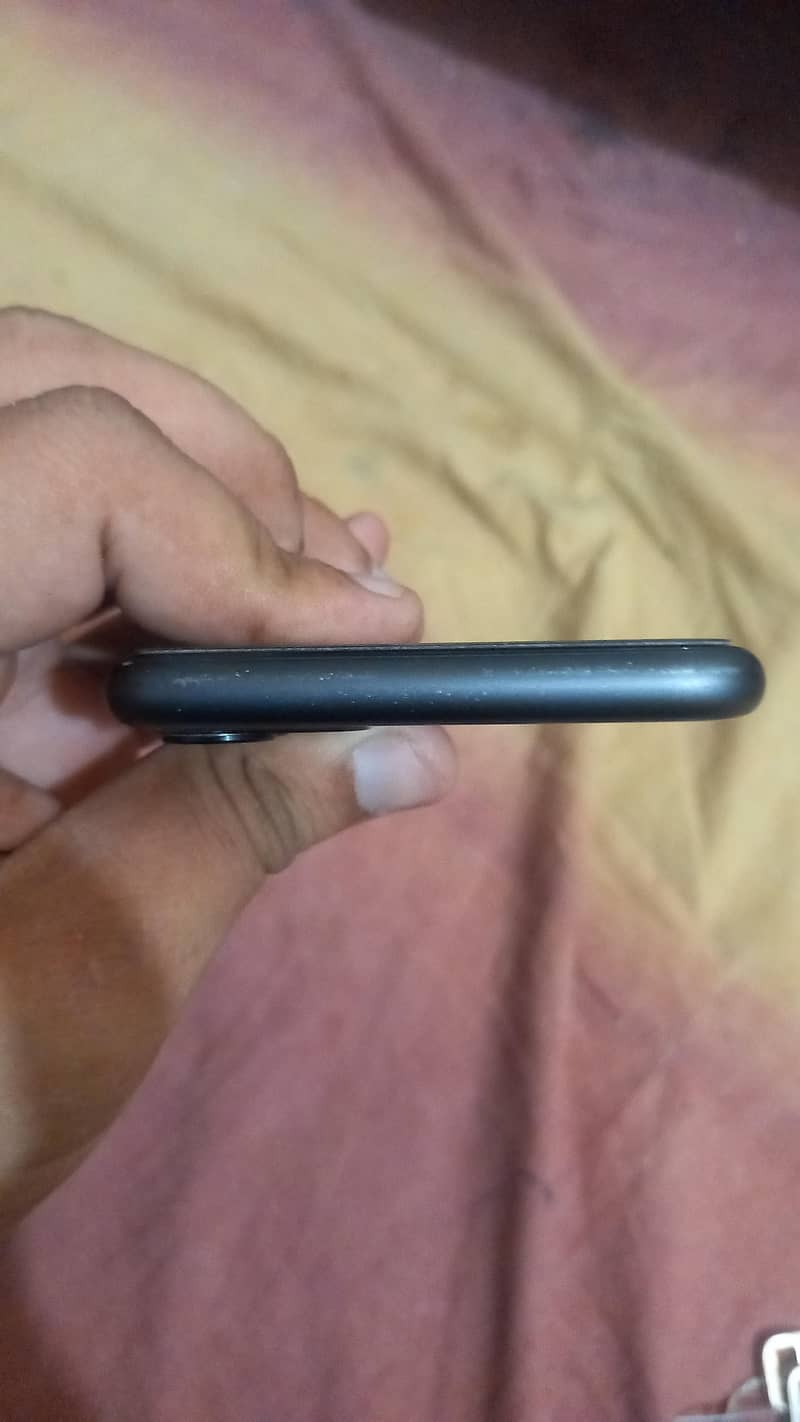 Apple iPhone 11 4