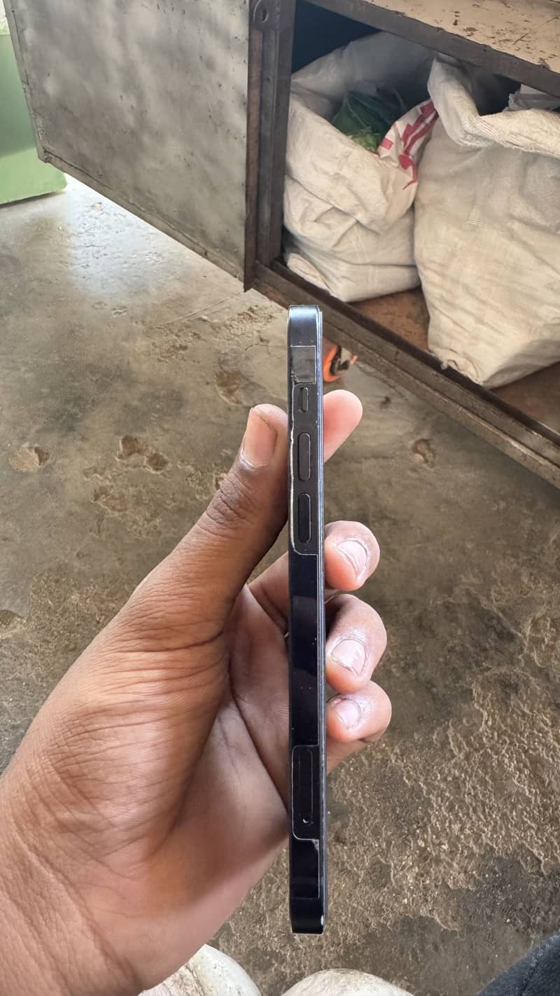 Apple iPhone 12 4