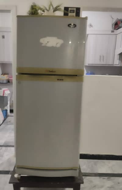 Dwolance medium full size refrigerator for sale in Islamabad