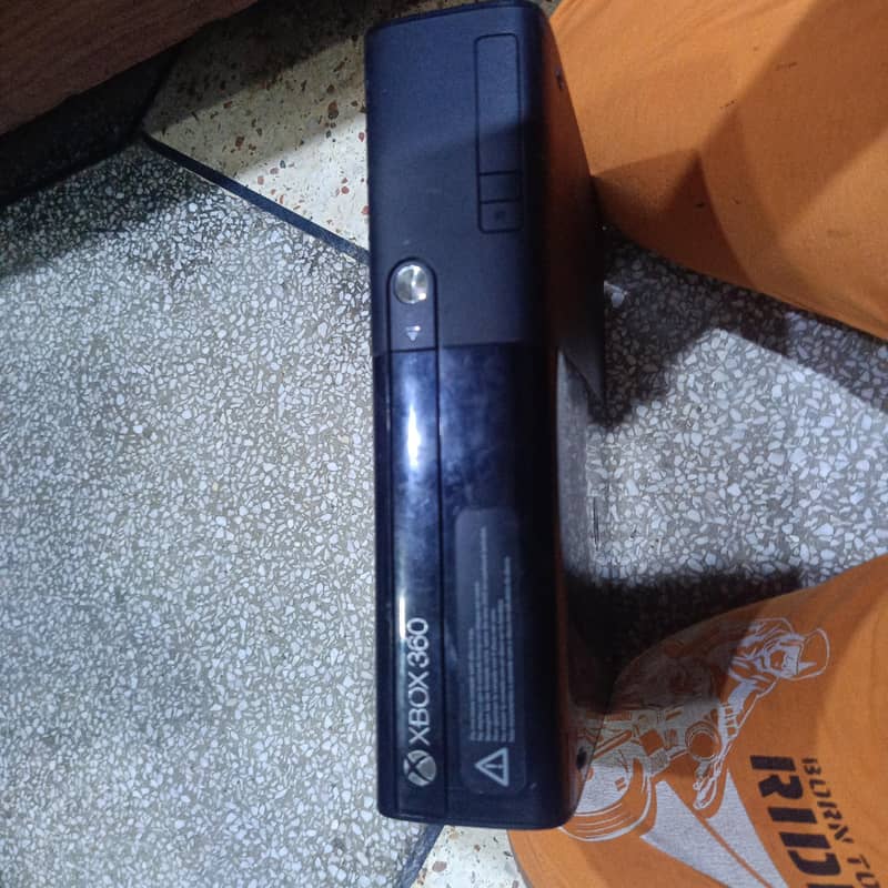 Xbox 360 with controller and Kinect 0