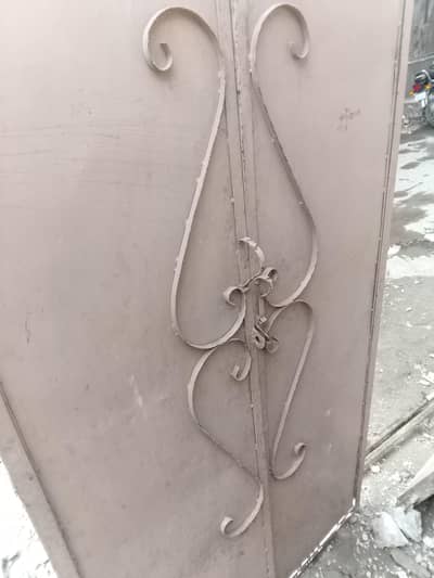 darvaje for sale ek chhota hai ek bada hai
