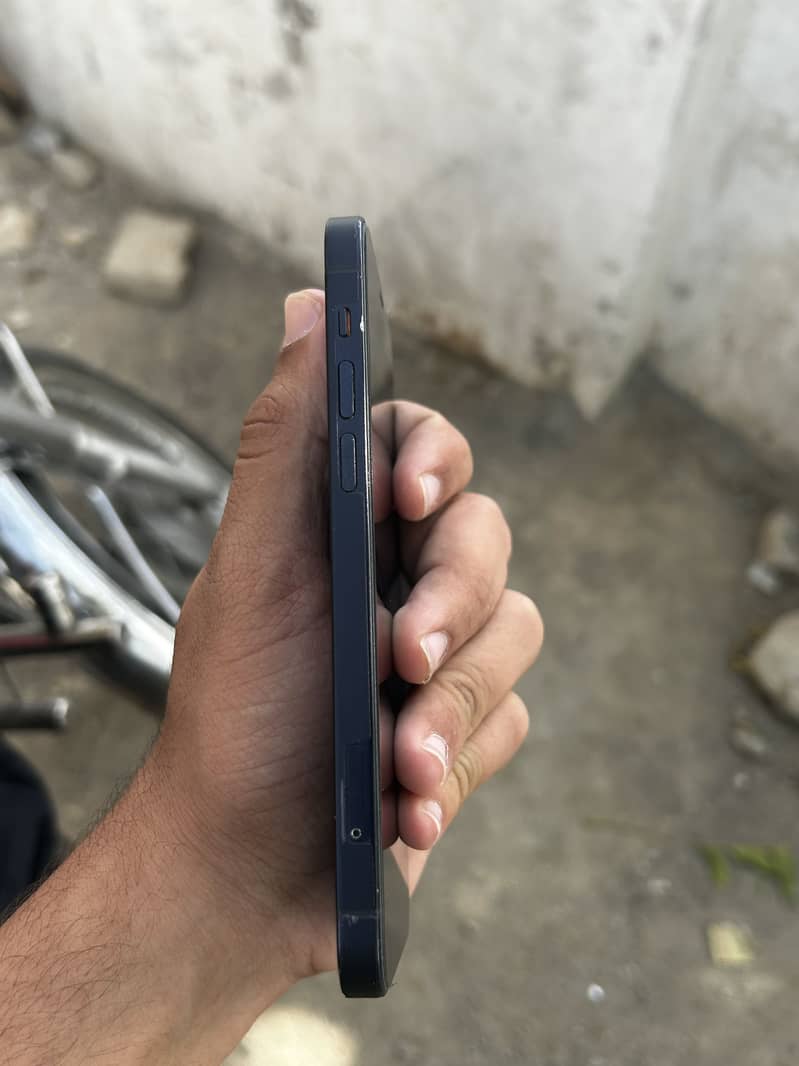 Apple iPhone 12 3