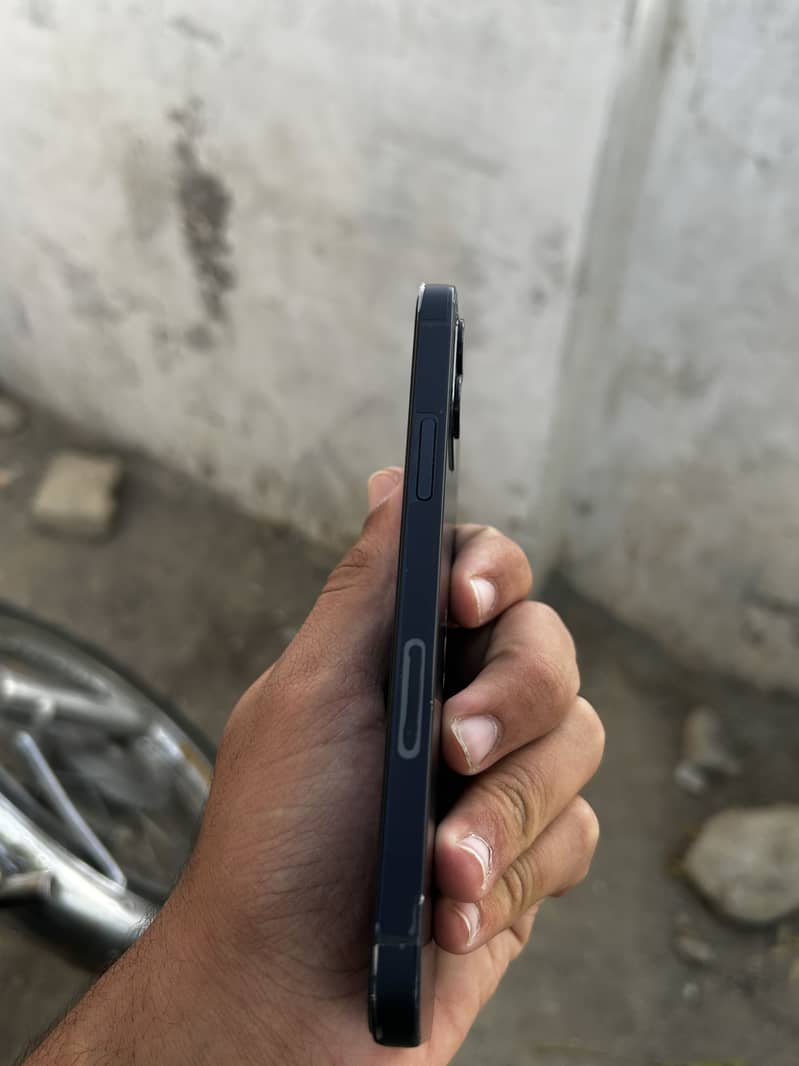 Apple iPhone 12 4