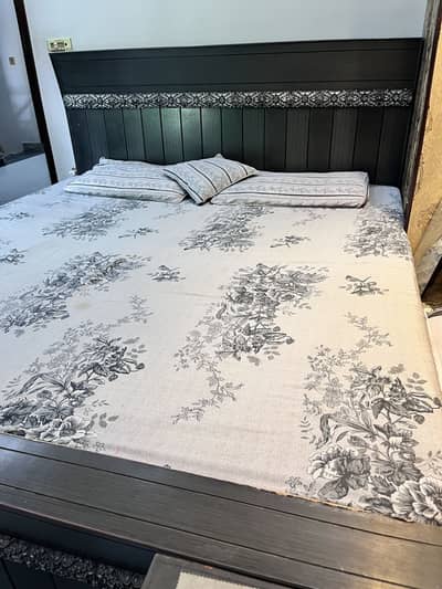 King sized bed with 2 side tables