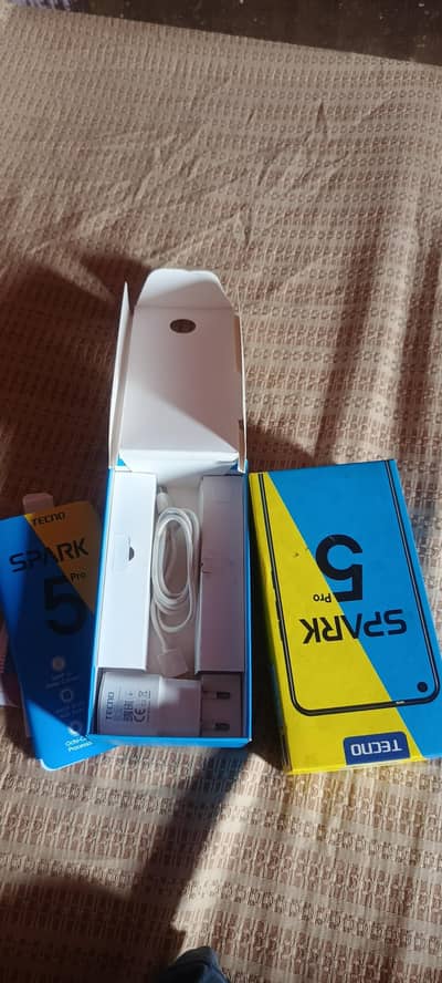 Tecno Spark 5 Pro .     4gb. 64gb
