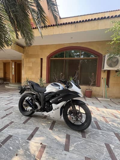 Suzuki GSX 150 / Blue colour ( black n white with carbon fibre wrap