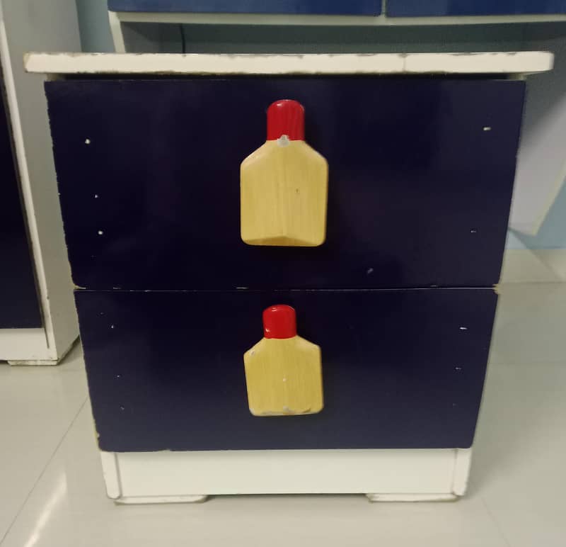 spacious drawers 0
