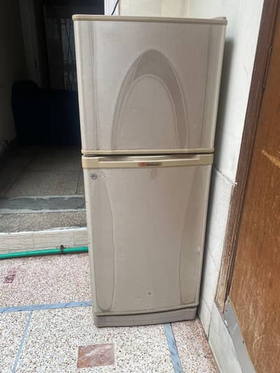 Dawlance ki fridge hai for sale