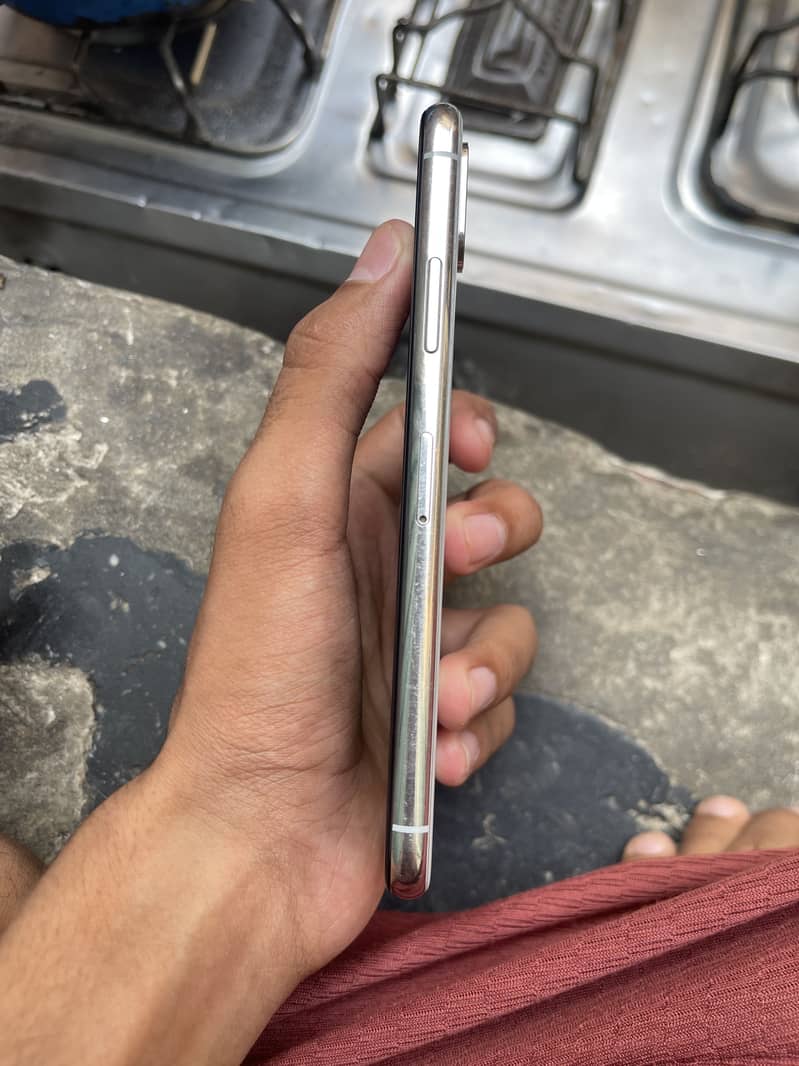 Apple iPhone X 4
