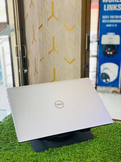 Dell precision 5530 i7/8th gen 8/256 GB NVME 4 GB graphics card