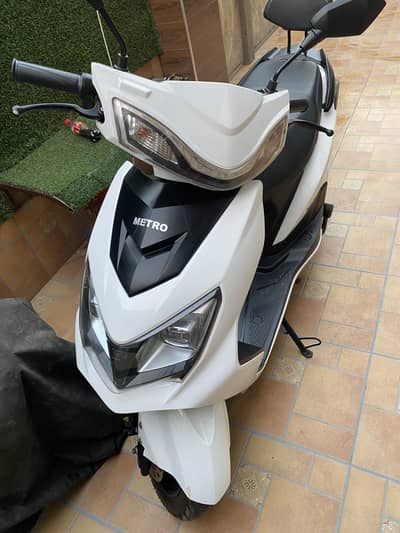 Metro Thrill Scooty (white)