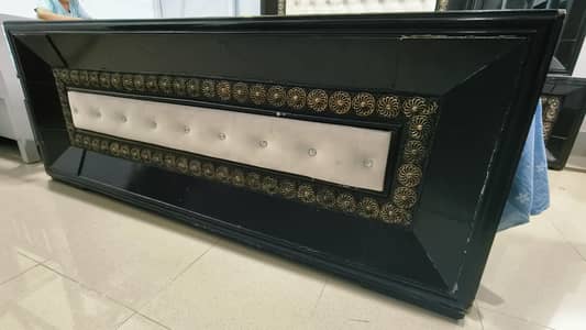 1 kingsize bed 2 full size mirror sidetable 1 dressingtable