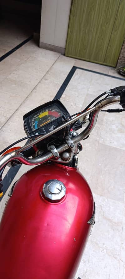 Honda CD 70cc for sale. . . model 2010//LAHORE NUMBER BAIK all ok