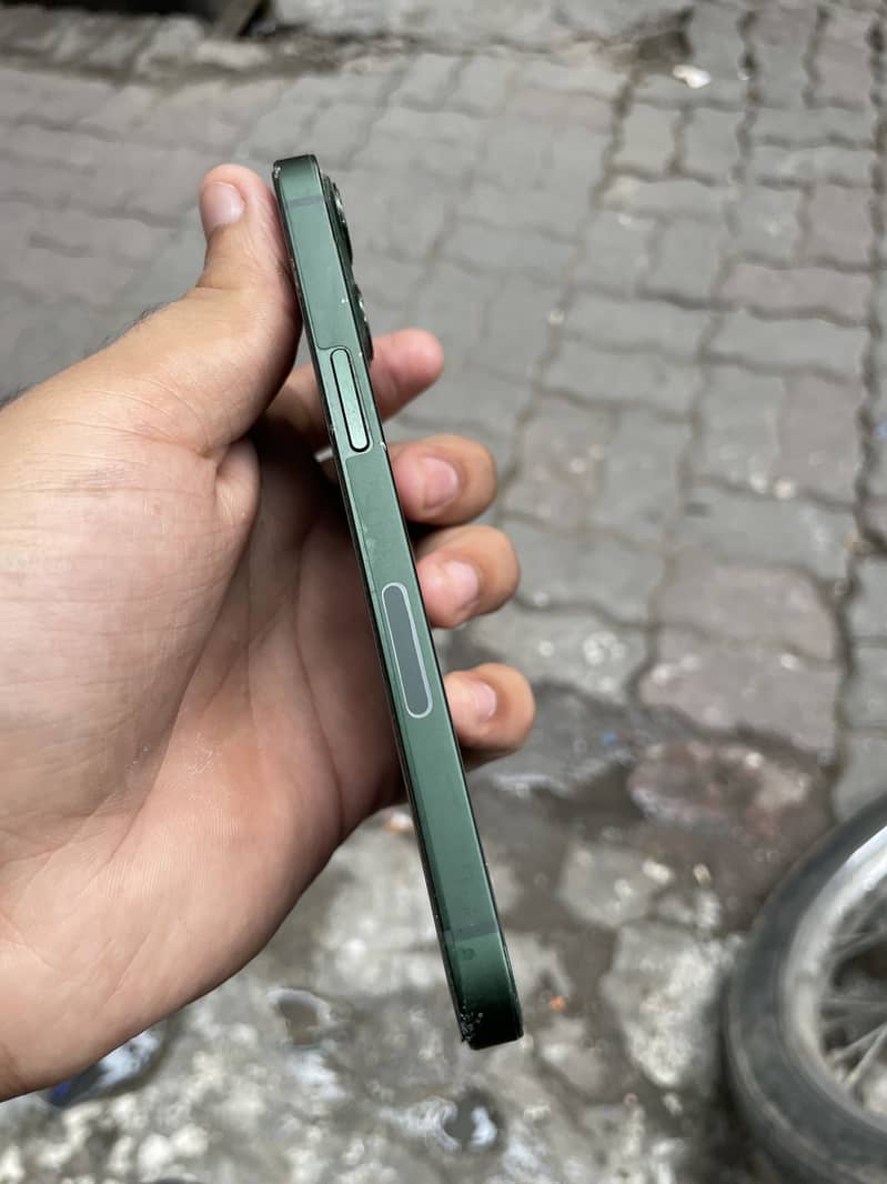 Apple iPhone 13 0