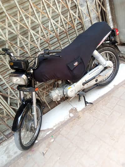 puri geniun he ghar ke used he handi cater or cerial sab rakha howa he