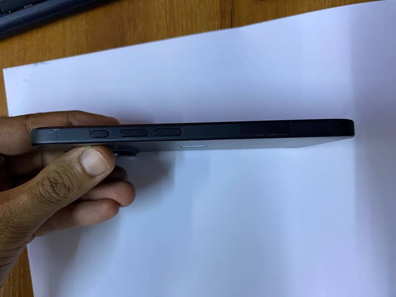 Apple iPhone 16 2