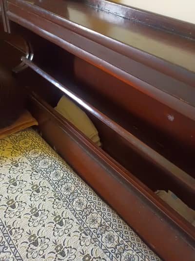 2xsingle beds with mattress & 2x side tables.