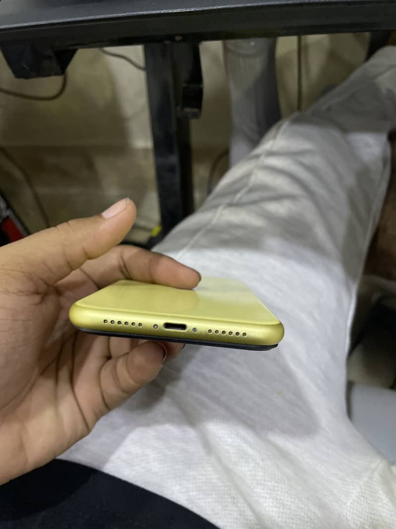 Apple iPhone 11 4