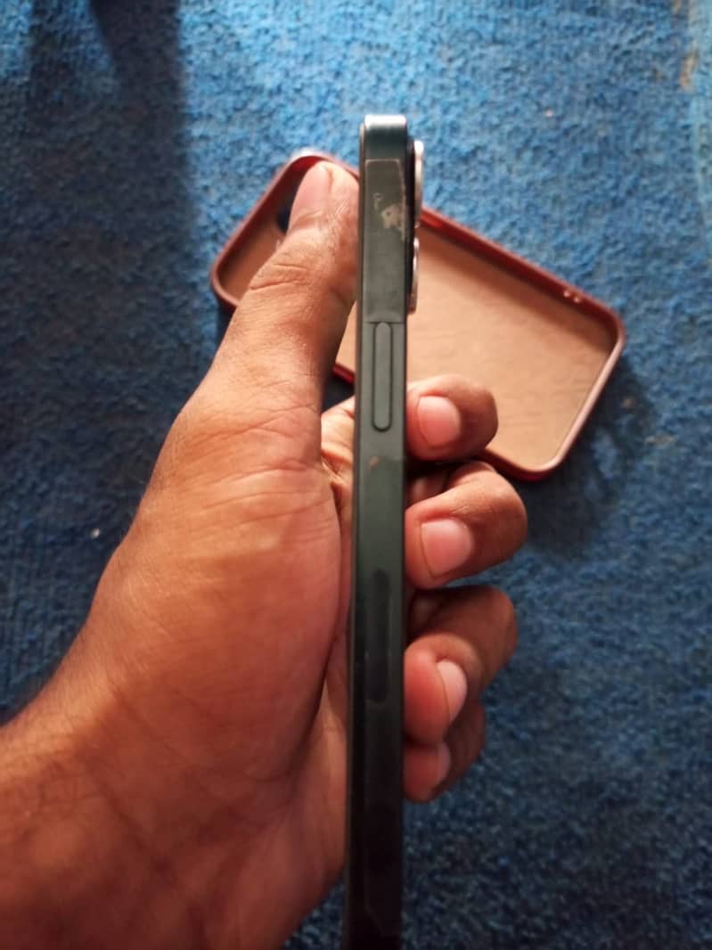 Apple iPhone 13 2
