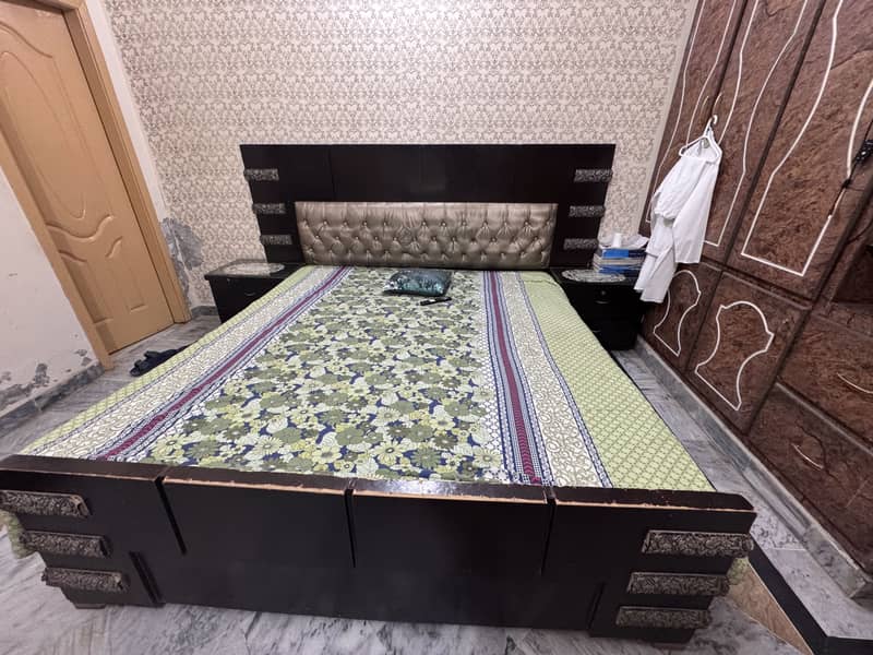 A king size bed and two side tables  and dressing table 1