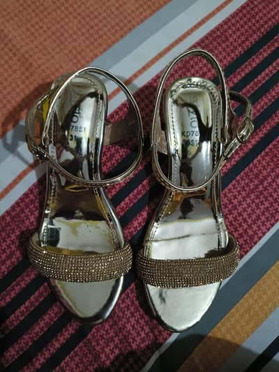 SANDAL GOLDEN COLOR