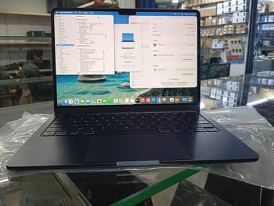 MacBook Air m2 2022 13.6 liquid retina display 8gb ram 256 gb