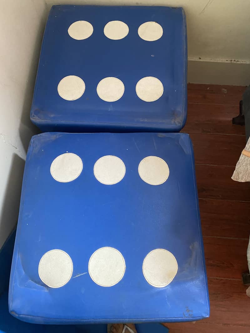 Sitting dice 1