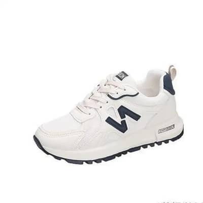 Women's white running shoes with non-slip soal