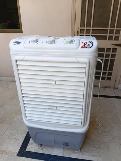 Room cooler with 3 cooling bottles