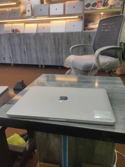 MacBook pro core i7 2020 32gb ram 512 SSD 13inch
