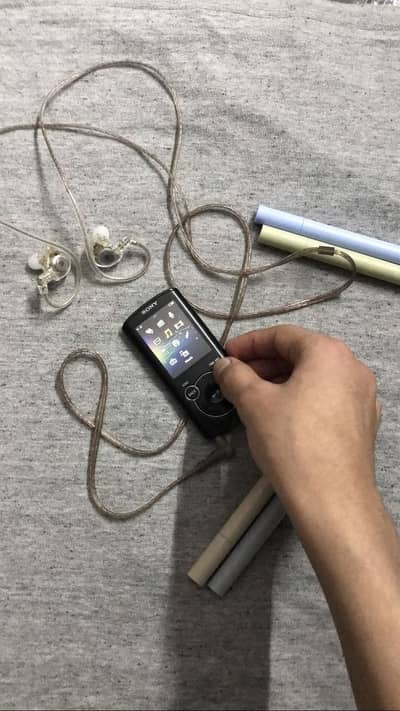 SONY WALKMAN NWZ E463 4GB PORTABLE MEDIA PLAYER/MP3 PLAYER.