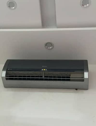 selling a gree ac with very good condition works perfect