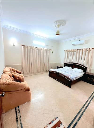 couple Guest house room available for rent location gulistan e Johar