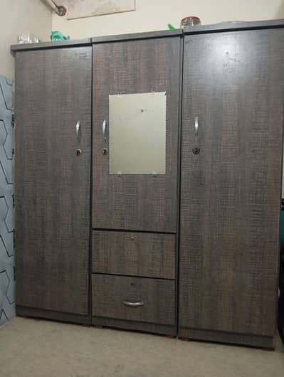 I m  selling may 3 door almari in good condition